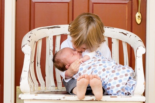 Cara Membersihkan Lidah Bayi dengan Mudah dan Aman