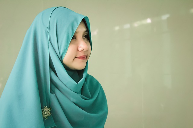 Jilbab Yang Cocok Untuk Baju Warna Hitam
